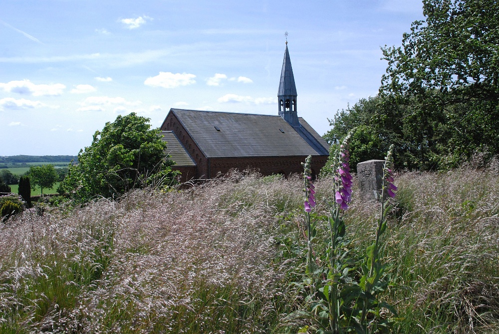 DSC_0706.JPG - Folding kirke set fra en af gravhøjene.