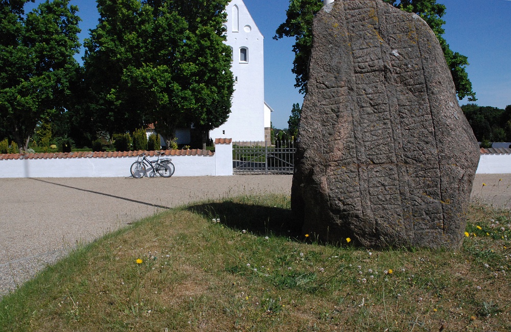 DSC_0755_edit.jpg - Runesten ved Bække kirke.