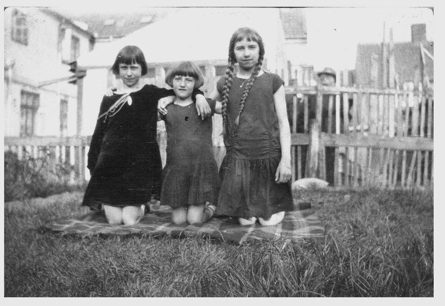 Anna og Erna ca1928