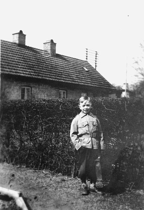 Foersteskoledag1956alene.jpg - F�rste skoledag 5.4.1956