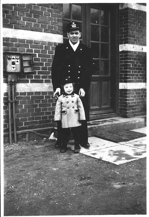 VedStationmFar1953.jpg - Ved stationen med Far 1953