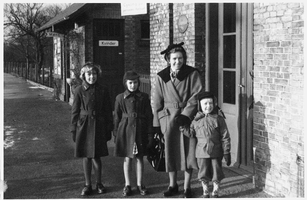 VedStationmMorogAaseogJette1955.jpg - Taulov Station 1955